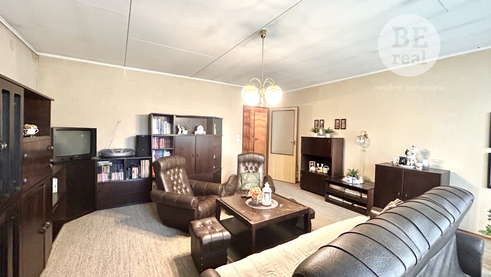 Na predaj trojpodlažný rodinný dom v obci Hronovce okr. Levice