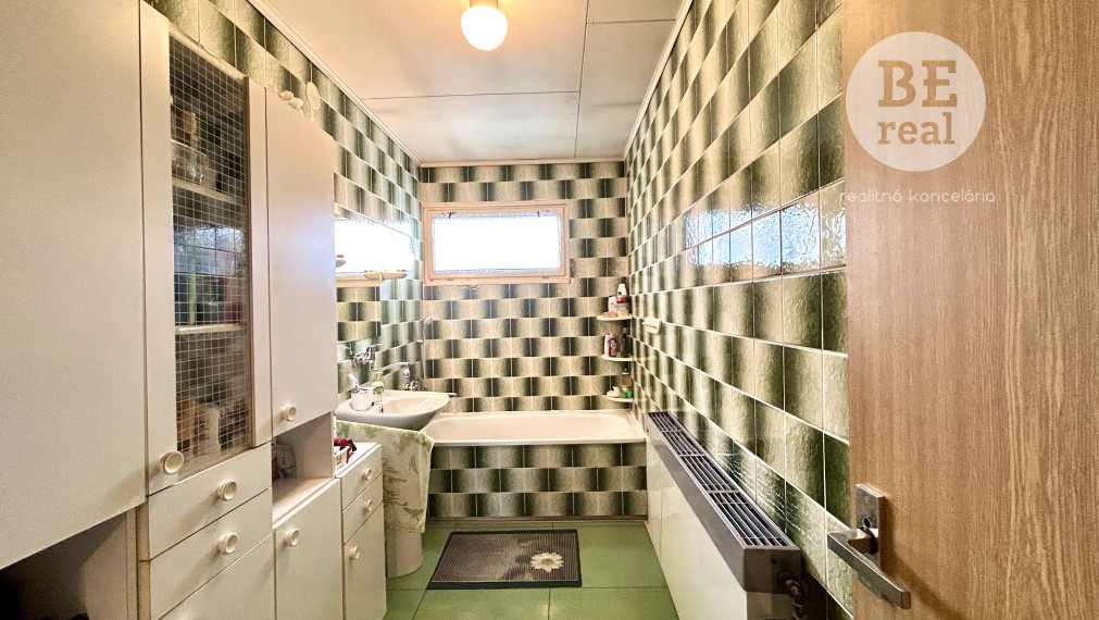 Na predaj trojpodlažný rodinný dom v obci Hronovce okr. Levice