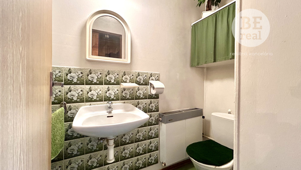 Na predaj trojpodlažný rodinný dom v obci Hronovce okr. Levice