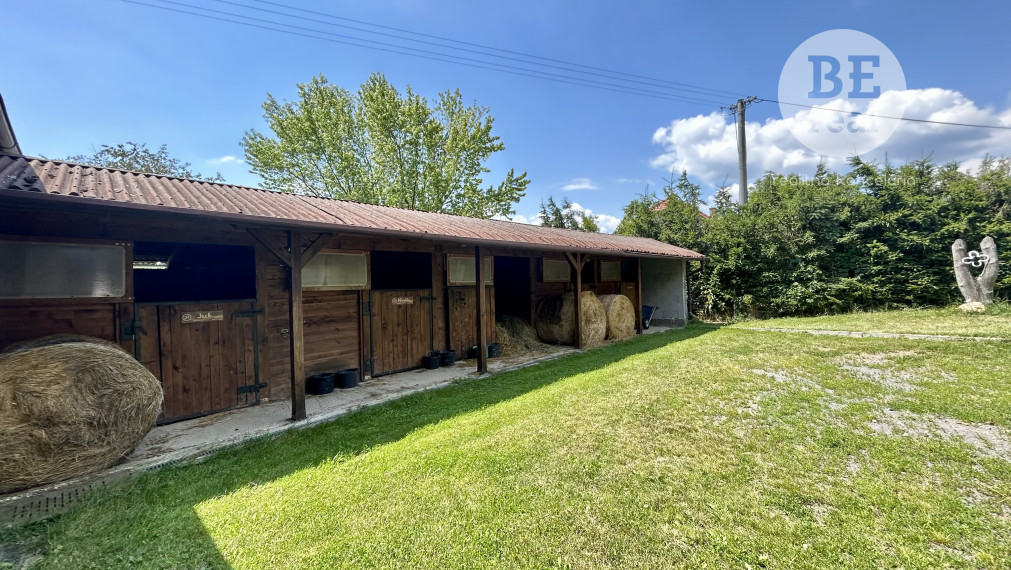 PREDANÝ Ranč na predaj v malebnom prostredí Podkriváň