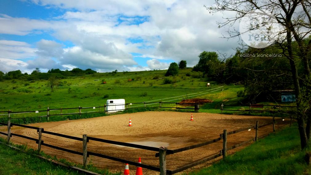 PREDANÝ Ranč na predaj v malebnom prostredí Podkriváň