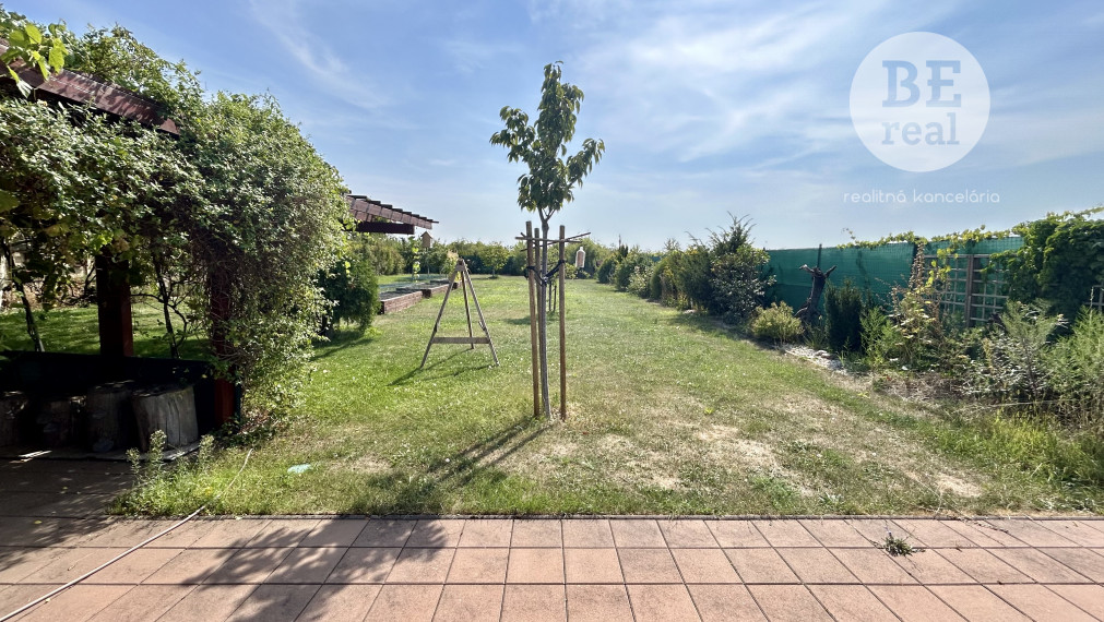 PREDANÝ rovinatý pozemok na stavebné využitie v Pezinku