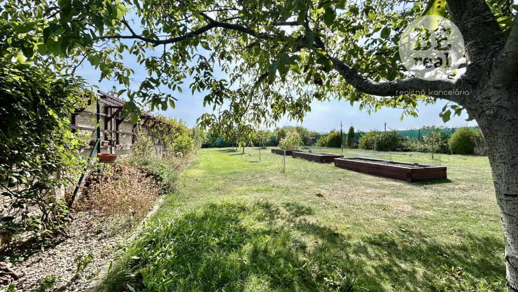 PREDANÝ rovinatý pozemok na stavebné využitie v Pezinku