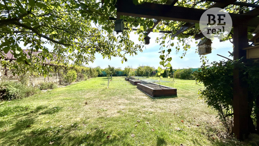 PREDANÝ rovinatý pozemok na stavebné využitie v Pezinku