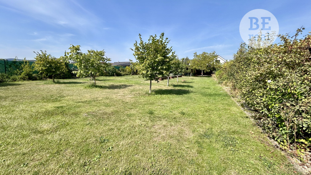 PREDANÝ rovinatý pozemok na stavebné využitie v Pezinku