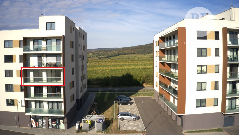 PREDANÝ 2 izbový byt s loggiou v skolaudovanom bytovom dome - Byty Rozálka