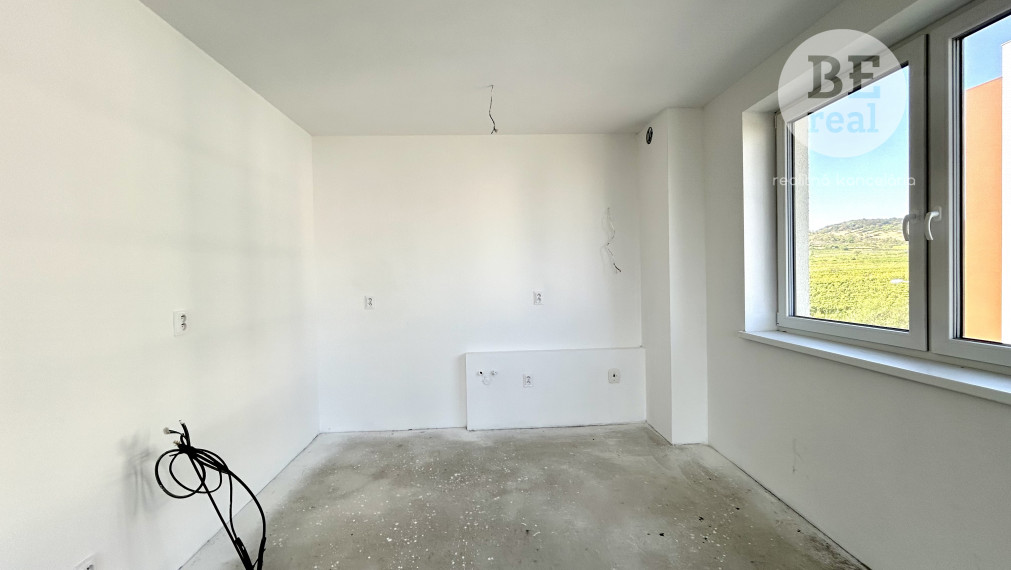 PREDANÝ 2 izbový byt s loggiou v skolaudovanom bytovom dome - Byty Rozálka