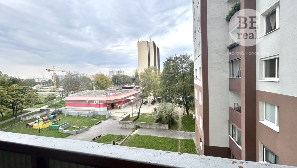 PRENAJATÝ - Na prenájom 3 izbový byt s loggiou na Tematínskej ulici