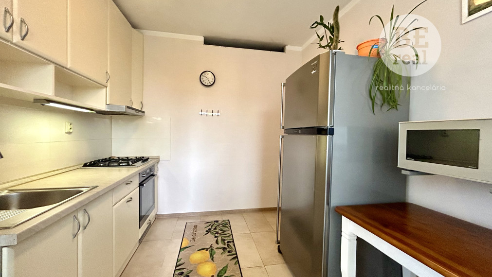 PRENAJATÝ - Na prenájom 3 izbový byt s loggiou na Tematínskej ulici