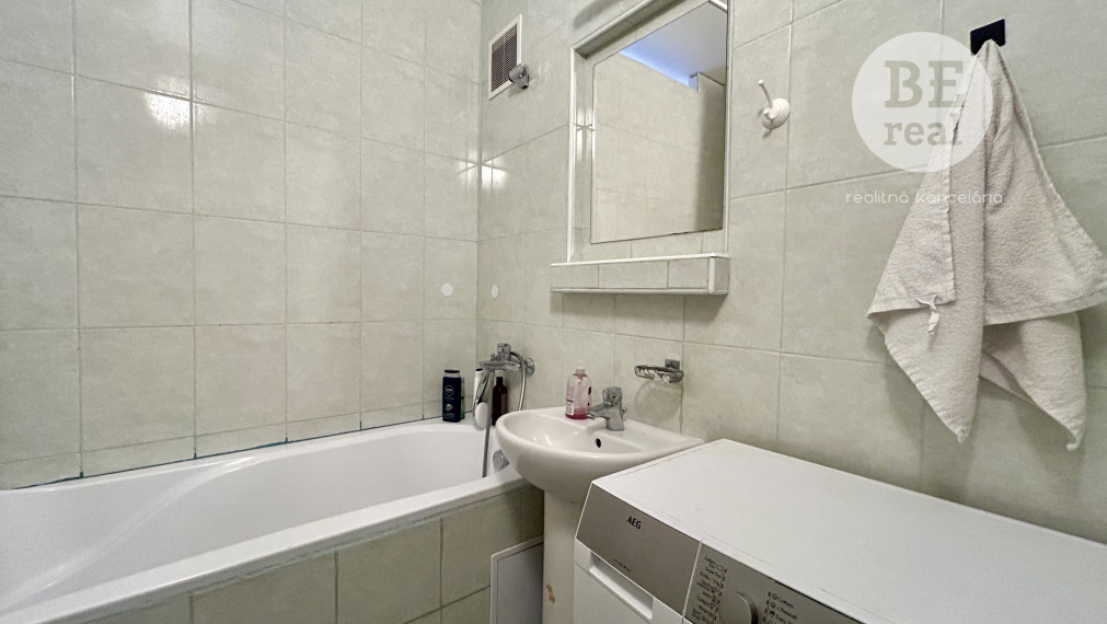 PRENAJATÝ - Na prenájom 3 izbový byt s loggiou na Tematínskej ulici