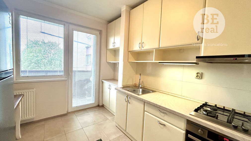 PRENAJATÝ - Na prenájom 3 izbový byt s loggiou na Tematínskej ulici