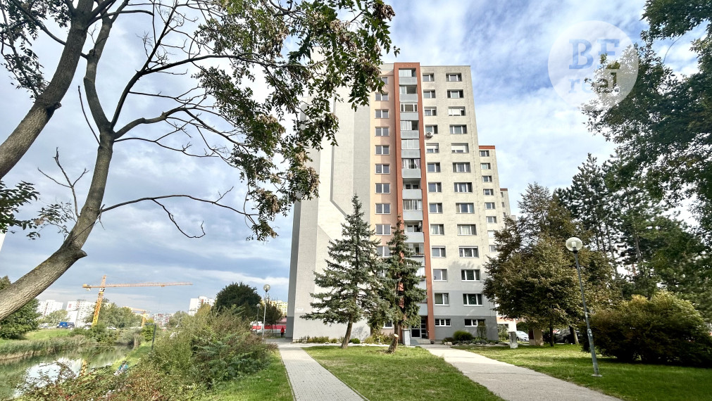 PRENAJATÝ - Na prenájom 3 izbový byt s loggiou na Tematínskej ulici