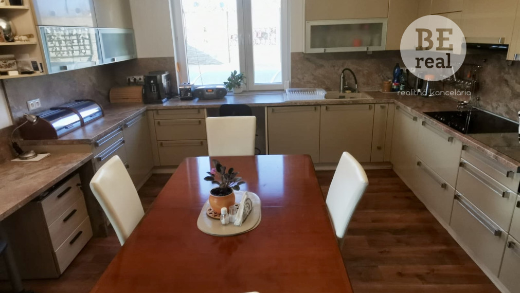 PREDANÝ 5 izbový rodinný dom s úžasným pozemkom v PEZINKU
