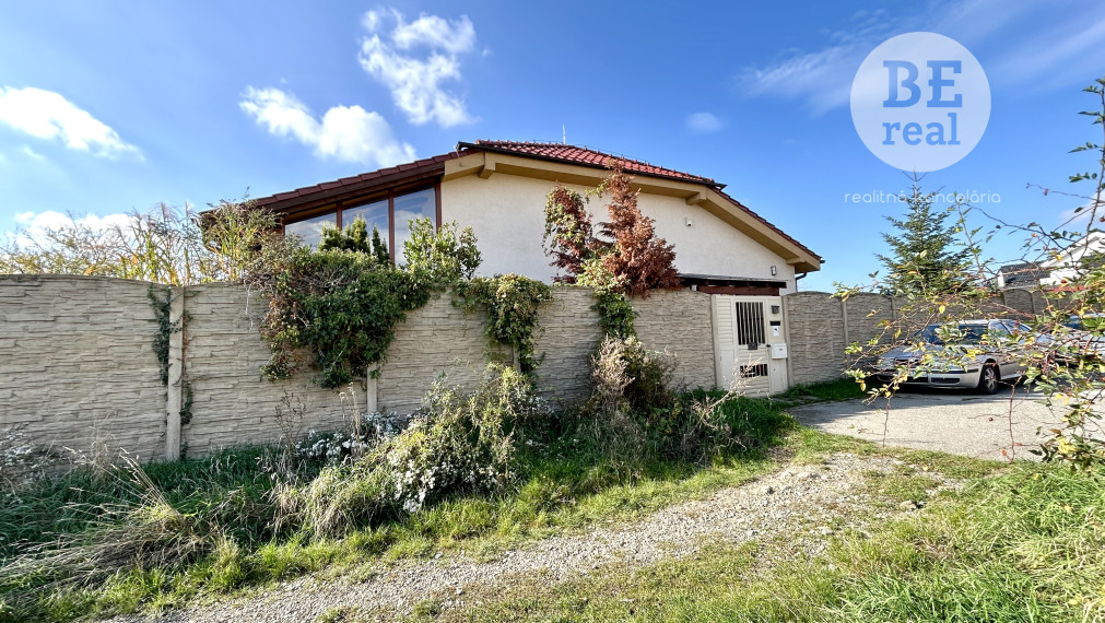 PREDANÝ 5 izbový rodinný dom s úžasným pozemkom v PEZINKU