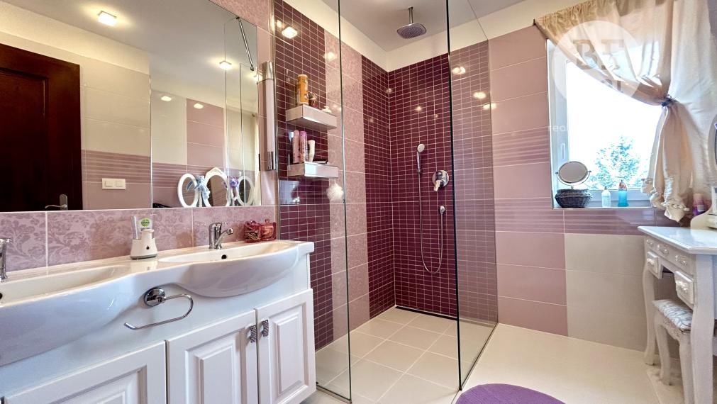 5 izbový rodinný dom s interiérovým bazénom v Pezinku