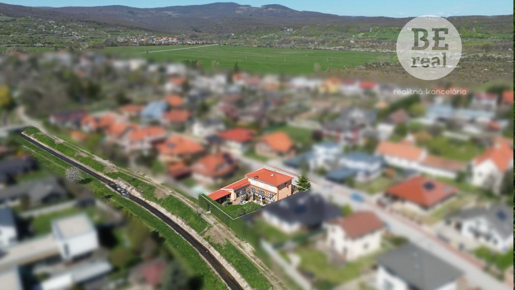 5 izbový rodinný dom s interiérovým bazénom v Pezinku