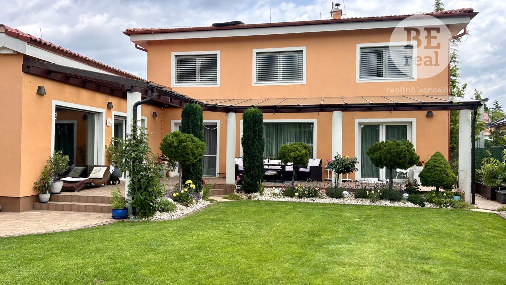 5 izbový rodinný dom s interiérovým bazénom v Pezinku