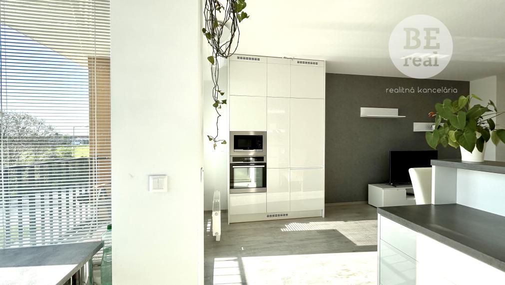 PRENAJATÝ 2 izbový byt s parkovacím miestom - Nový Ružinov