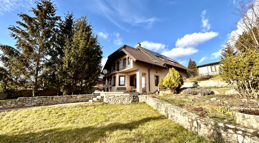 PREDANÝ 6 izbový rodinný dom s veľkorysým pozemkom v Pustých Úľanoch