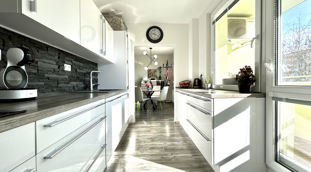 PREDANÝ Nádherne zrekonštruovaný 3 izbový byt na ul. Laca Novomeského