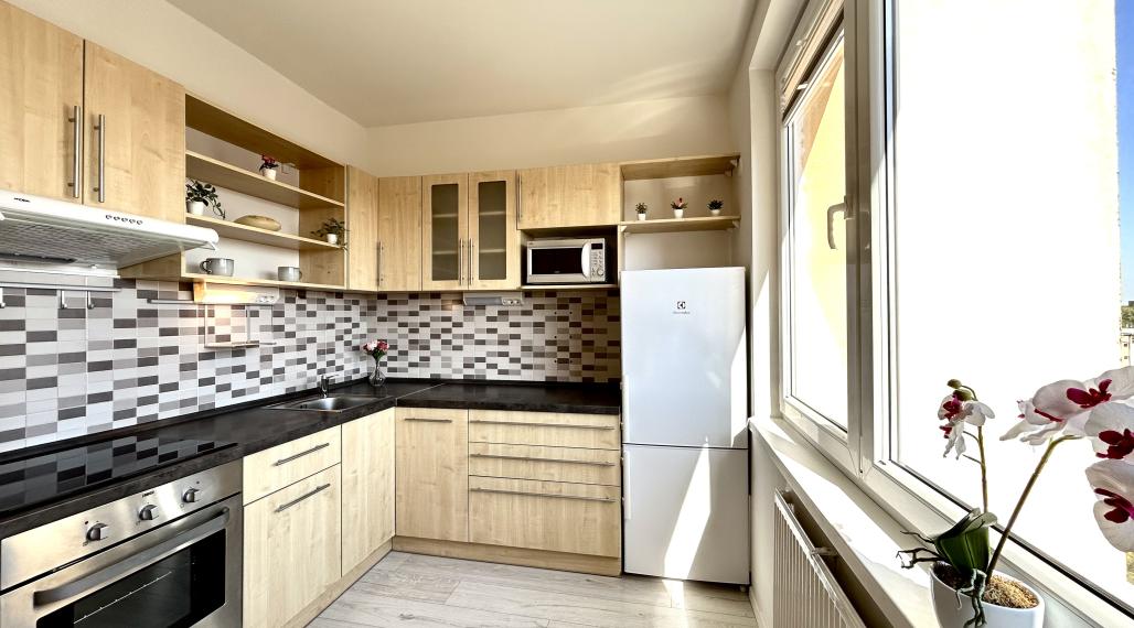 PREDANÝ Kompletne zrekonštruovaný 1 izbový byt so samostatnou kuchyňou