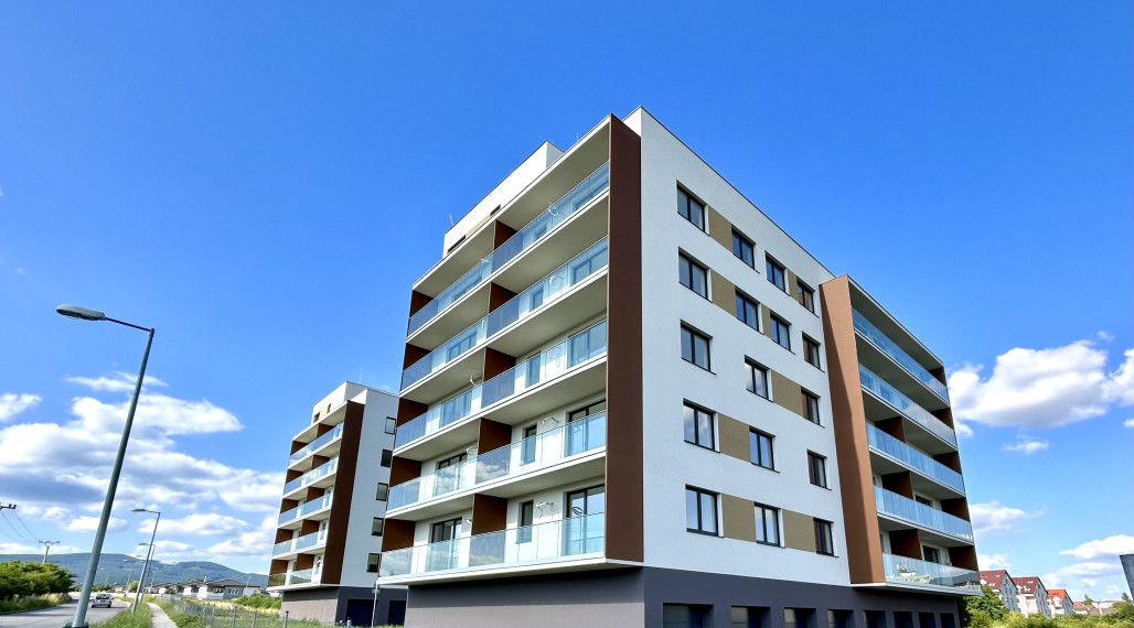 PREDANÝ Priestranný dvojizbový byt s veľkou loggiou v novostavbe Byty Rozálka