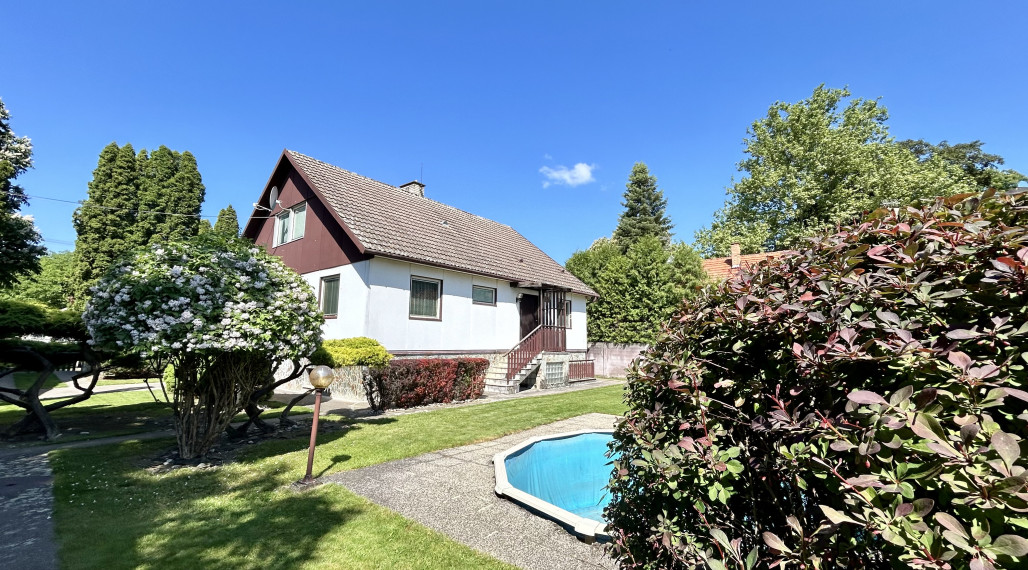 Na predaj trojpodlažný rodinný dom v obci Hronovce okr. Levice