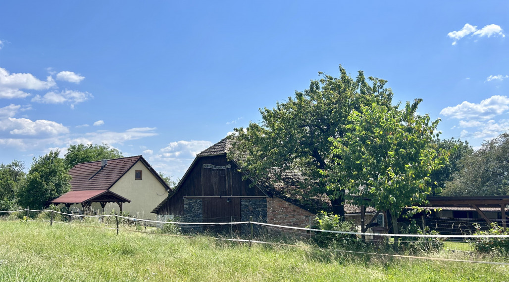 PREDANÝ Ranč na predaj v malebnom prostredí Podkriváň