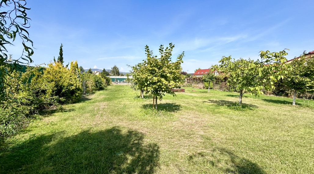 PREDANÝ rovinatý pozemok na stavebné využitie v Pezinku