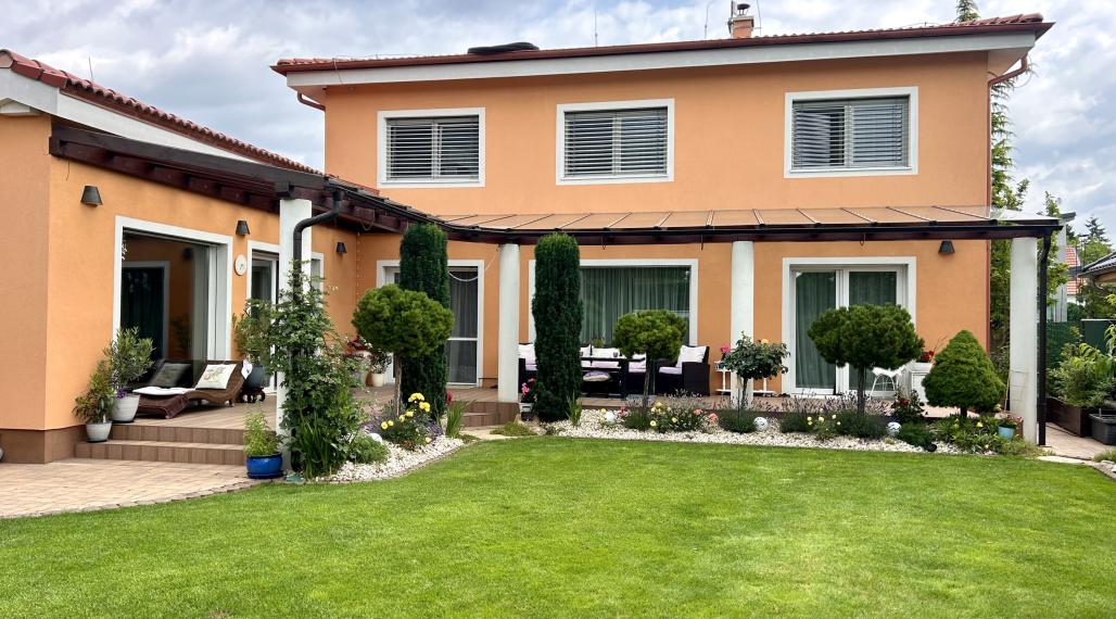 5 izbový rodinný dom s interiérovým bazénom v Pezinku