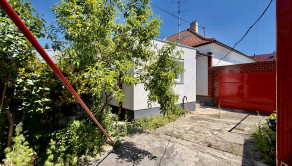 Vstup cez bránu na nádvorie