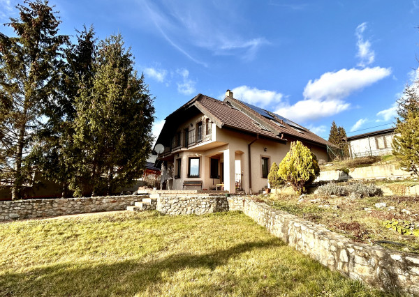 PREDANÝ 6 izbový rodinný dom s veľkorysým pozemkom v Pustých Úľanoch