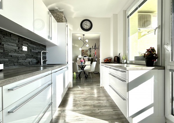 PREDANÝ Nádherne zrekonštruovaný 3 izbový byt na ul. Laca Novomeského