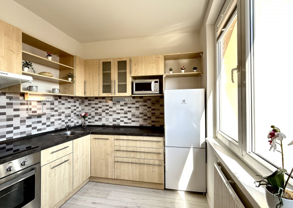 PREDANÝ Kompletne zrekonštruovaný 1 izbový byt so samostatnou kuchyňou