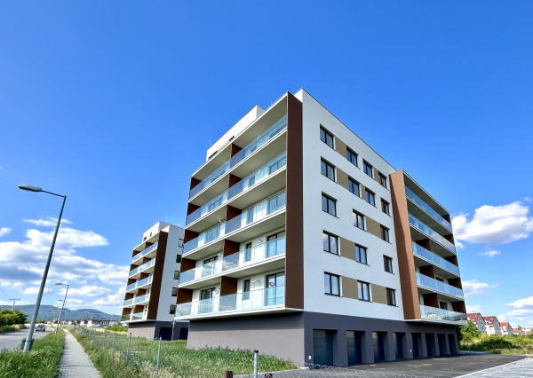 PREDANÝ Priestranný dvojizbový byt s veľkou loggiou v novostavbe Byty Rozálka