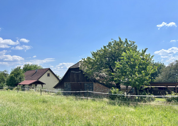 PREDANÝ Ranč na predaj v malebnom prostredí Podkriváň