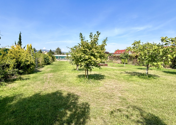 PREDANÝ rovinatý pozemok na stavebné využitie v Pezinku