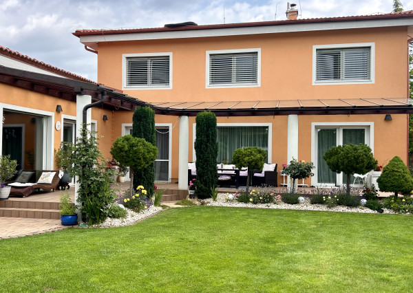 5 izbový rodinný dom s interiérovým bazénom v Pezinku